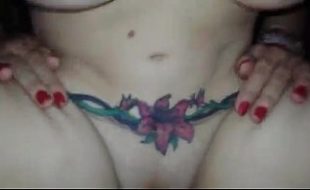 Morena tatuada sentando gostoso na vara do namorado