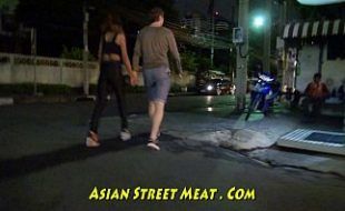 Levando a puta tailandesa pra foder em casa